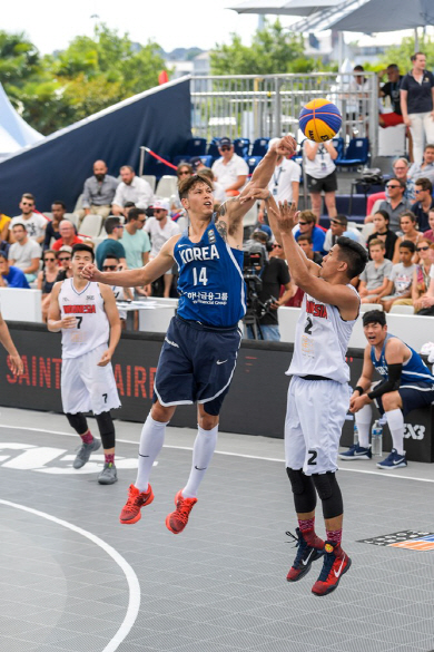 이승준(가운데)이 지난 20일(한국시간) 프랑스 낭트에서 열린 FIBA 3대3 농구월드컵 인도네시아와 예선에서 블록슛을 시도하고 있다.  FIBA 제공