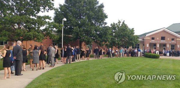 (신시내티<美 오하이오州>=연합뉴스) 북한에 장기간 억류됐다가 혼수상태로 송환된 뒤 사망한 미국 대학생 오토 웜비어(22)의 장례장이 마련된 와이오밍 고등학교에 웜비어를 추모하는 시민들이 줄지어 서 있다.