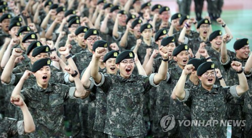 환호하는 훈련병들(논산=연합뉴스) 육군은 20일 충남 논산 육군훈련소 수료식에서 훈련병 전투복에 태극기를 부착행사를 열었다. 수료식을 끝낸 훈련병들이 환호하고 있다.