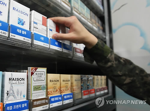 국방마트에 진열된 담배[연합뉴스 자료사진]
