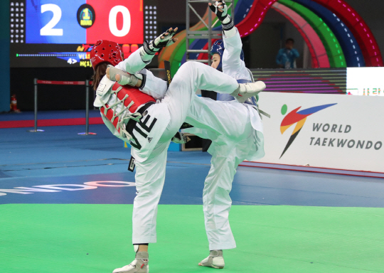심재영(오른쪽)이 지난 25일 전북 무주군 국립태권도원에서 열린 2017 세계태권도연맹(WTF) 세계태권도선수권대회 여자 46㎏급 결승전에서 티 킴 투엔 투루옹(베트남)의 가슴을 향해 옆차기를 시도하고 있다.  연합뉴스