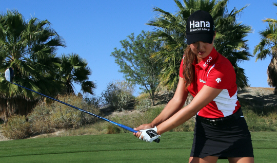 급하게 바로 클럽을 들어 올리는 백스윙을 하면  궤도가 흐트러진다.