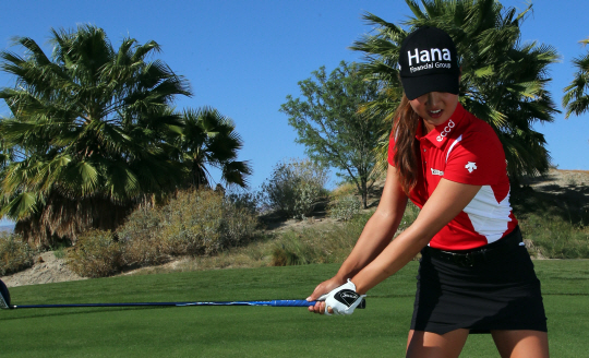 일직선으로 낮고 길게 끄는 올바른 백스윙 자세.