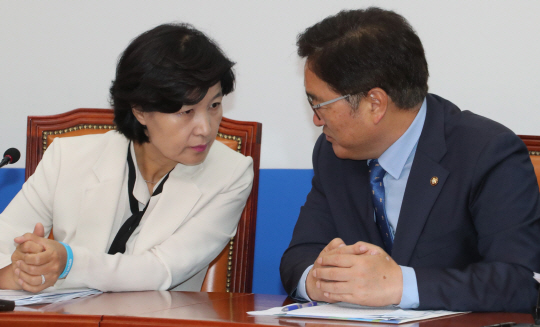 26일 오전 국회에서 열린 더불어민주당 최고위원회의에서 추미애(왼쪽) 대표와 우원식 원내대표가 국정 현안에 대해 대화하고 있다.  연합뉴스