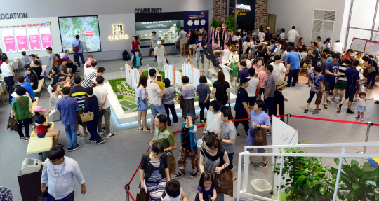6·19 부동산 대책 발표에도 불구하고 수도권을 중심으로 신규 아파트 청약 열기가 달아오르고 있는 가운데 25일 경기 군포시의 한 건설사 본보기집이 방문객들로 북적이고 있다.