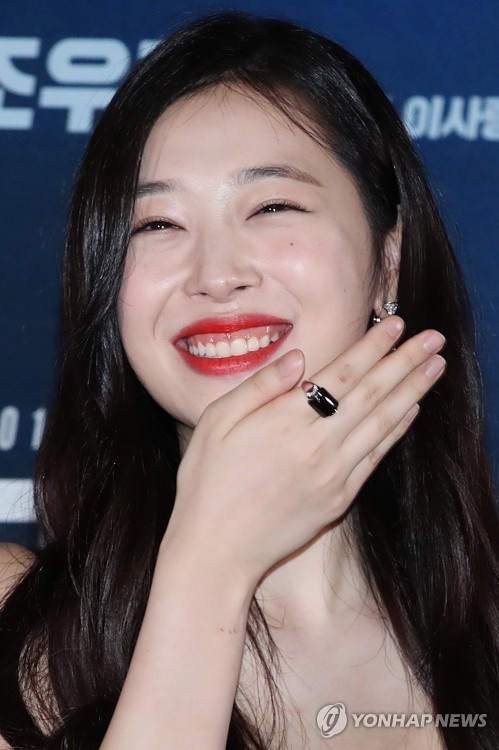 (서울=연합뉴스) 탤런트 최진리(설리)가 26일 오후 서울 행당동 CGV 왕십리점에서 열린 영화 ‘리얼’ 언론시사회에서 미소짓고 있다.