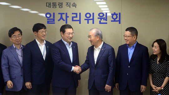 이용섭(왼쪽 세 번째) 일자리위원회 부위원장과 김인호(〃 네 번째) 한국무역협회장이 26일 정부서울청사 창성동 별관에서 열린 무역업계 일자리위와의 간담회에 앞서 악수하고 있다.  뉴시스