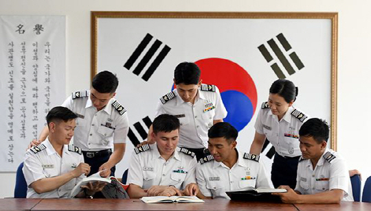 태국·필리핀·몽골·베트남 등지에서 온 공군사관학교 외국군 수탁생도들과 4학년 생도들이 26일 교내 회의실에서 함께 책을 보며 토론하고 있다.