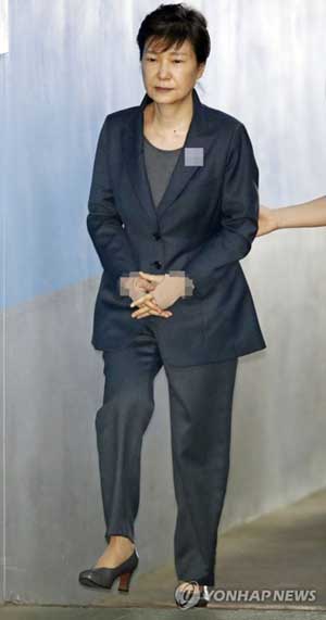 (서울=연합뉴스) ‘비선 실세’ 최순실씨와 공모해 뇌물을 받거나 요구·약속한 혐의로 구속기소 된 박근혜 전 대통령이 27일 오전 서초구 서울중앙지법에서 열린 재판에 출석하기 위해 법정으로 향하고 있다.