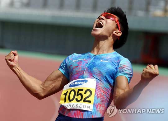 (정선=연합뉴스) 김국영(26·광주광역시청)이 27일 강원 정선 종합운동장에서 열린 2017 코리아오픈국제육상경기대회 남자 100m 결승전에서 10초07에 결승선을 통과하고 나서 포효하고 있다. 2017.6.27