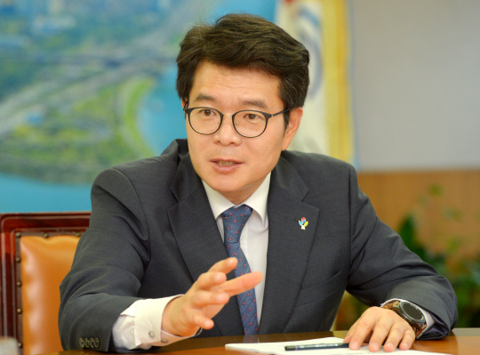 정원오 서울 성동구청장이 지난 26일 성동구청 집무실에서 성동구의 일자리 성과와 앞으로의 계획에 대해 말하고 있다.