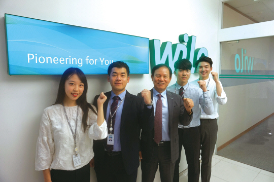 김연중(가운데) 윌로펌프 대표가 27일 윌로펌프 부산 본사에서 신입사원들과 함께 포즈를 취하고 있다. 왼쪽부터 배해인 마케팅팀 사원, 김성현 유통영업팀 사원, 김 대표, 김상윤 유통영업팀 사원, 오진명 HR팀 사원.