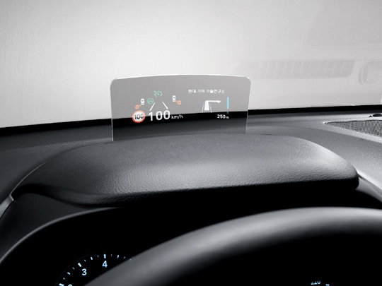 국산 스포츠유틸리티차량(SUV) 최초로 헤드업 디스플레이를 장착한 코나의 컴바이너 타입 헤드업 디스플레이. 현대자동차그룹 제공