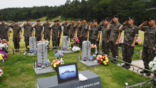 제2연평해전 15주기를 이틀 앞둔 27일 대전 유성구 국립대전현충원 서해수호특별묘역에서 육군 37사단 정비근무대대 장병들이 거수경례를 하고 있다. 뉴시스