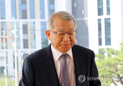 대법원 공직자윤리위원회가 ‘법원 고위간부의 사법행정권 남용’ 사태에 대한 심의 결과를 확정키로 한 27일 오전 양승태 대법원장이 서울 서초구 대법원 청사로 출근하고 있다. 9월 임기를 마치는 양 대법원장은 윤리위가 내놓는 결론을 지켜본 뒤 판사회의 측이 요구하는 조사권 위임 등에 대한 입장을 내놓을 전망이다. 2017.6.27