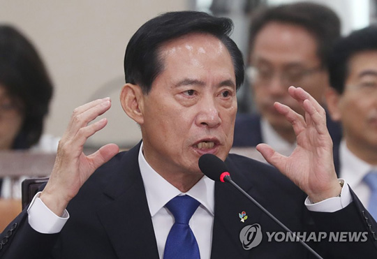 (서울=연합뉴스) 28일 서울 여의도 국회에서 열린 송영무 국방부 장관 후보자 인사청문회에서 송 후보자가 의원 질의에 답하고 있다.