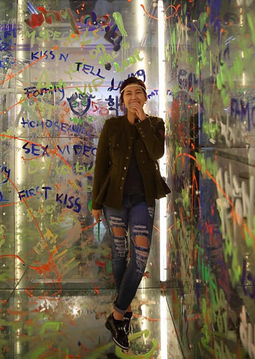 솔비가 지난해 3월 서울 영등포구 갤러리AG에서 열린 자신의 개인전(‘블랙스완 -거짓된 자아들’)에 전시된 설치작품 앞에서 환하게 웃고 있다.   엠에이피크루 제공