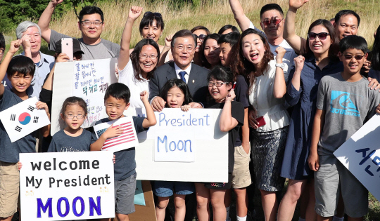 문재인 대통령이 28일 오후 미국 버지니아주 콴티코 국립 해병대 박물관에 있는 ‘장진호 전투 기념비’ 방문행사를 마친 뒤 현지 교민들과 함께 기념촬영을 하고 있다.  연합뉴스