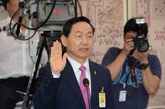 김상곤 부총리 겸 교육부 장관 후보자가 29일 오전 국회 교육문화체육관광위원회에서 인사청문회에 앞서 선서를 하고 있다.