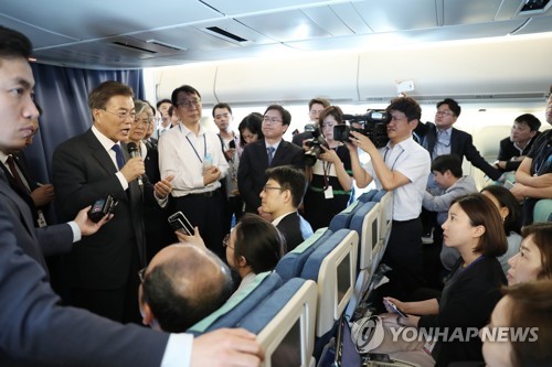 (서울=연합뉴스) 미국을 방문하는 문재인 대통령이 28일 오후(한국시간) 서울공항 이륙 후 기내에서 기자간담회를 갖고 취재진의 질문에 답하고 있다.