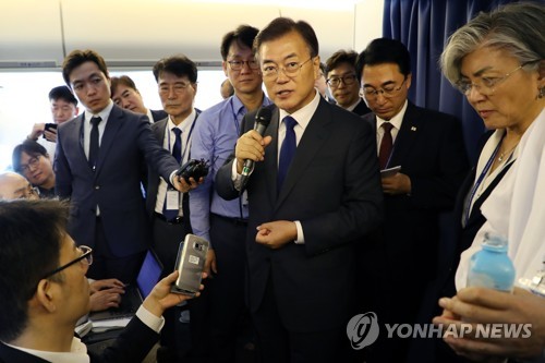 (서울=연합뉴스) 미국을 방문하는 문재인 대통령이 28일 오후(한국시간) 서울공항 이륙 후 기내에서 기자간담회를 갖고 취재진의 질문에 답하고 있다.