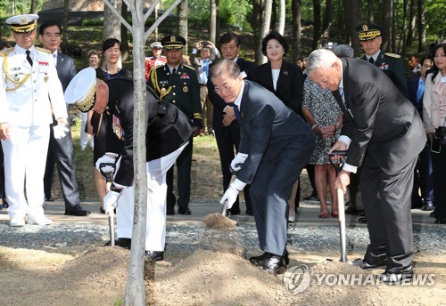 문재인 대통령이 28일 오후(현지시간) 방미 첫 일정으로 버지니아주 콴티코 미 해병대 국립박물관에 있는 ‘장진호 전투 기념비’를 방문해 미 해병대 로버트 넬러 사령관과 기념식수를 하고 있다. 2017.6.29 (콴티코<미국 버지니아주>=연합뉴스)