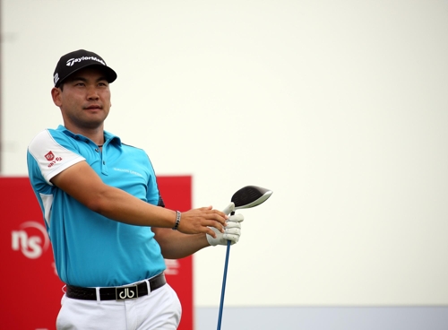 이준석이 1라운드 15번홀 티샷을 한 뒤 공을 살피고 있다.[KPGA 제공=연합뉴스]