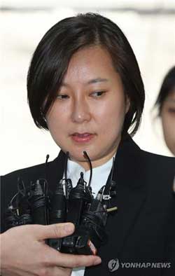 ‘비선 실세’ 최순실씨 조카 장시호씨가 29일 오후 우병우 전 청와대 민정수석비서관의 재판에 증인으로 출석하기 위해 서울 서초구 서울중앙지법에 들어서며 취재진 질문에 답하고 있다. 장씨가 법정에 서는 것은 지난 8일 새벽 구속 만기로 출소한 이후 처음이다. 2017.6.29 (서울=연합뉴스)