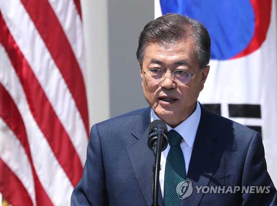 (워싱턴=연합뉴스) 문재인 대통령이 30일 오전(현지시간) 미 워싱턴 백악관에서 열린 한미 정상회담을 마친 뒤 가진 공동기자회견에서 합의 내용을 발표하고 있다.