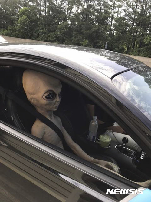 【알파레타 =AP/뉴시스】미국 경찰서가 지난 25일 조지아주 알파레타에 있는 고속도로에서 과속차량 단속 중 만나게 된 외계인 사진을 공개했다. 사실 이 외계인은 실물 크기의 외계인 인형이었다.  2017.06.30