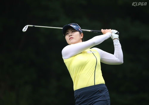 아이언샷 날리는 김지현.<KLPGA 제공>