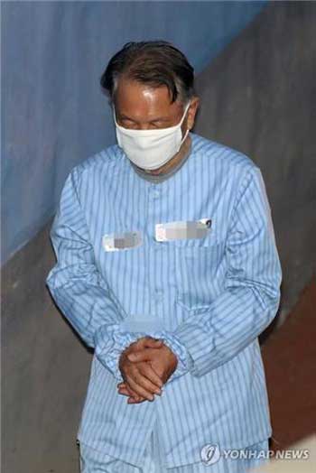 김기춘 전 대통령 비서실장이 지난달 30일 오전 서울 서초구 중앙지법에서 열린 공판에 출석하는 모습. 김 전 실장이 스스로 ‘환자복’이라고 표현한 수의를 입고 있다. [연합뉴스 자료사진]