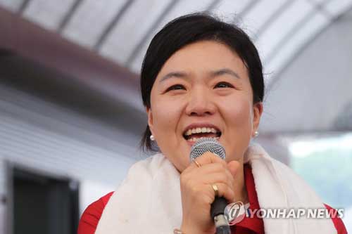 (남양주=연합뉴스) 자유한국당 최고위원으로 선출된 류여해 후보가 3일 오전 경기도 남양주시 조안면 시우리에서 열린 2차 전당대회에서 선출 소감을 말하고 있다.