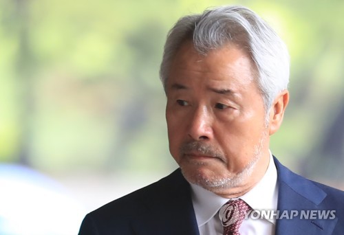 (서울=연합뉴스) ‘갑질 논란’에 휩싸인 미스터피자 창업주 정우현 전 MP그룹 회장이 3일 오전 피의자 신분으로 조사를 받기 위해 서울 서초구 서울중앙지검으로 들어서고 있다. 2017.7.3