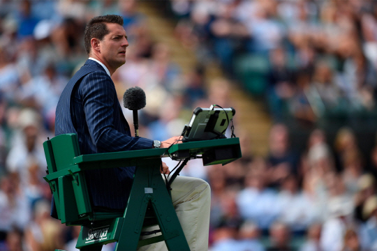 영국 런던 윔블던의 올잉글랜드클럽에서 4일(한국시간) 열린 라파엘 나달(스페인)-존 밀만(호주)의 윔블던 남자단식 1회전을 심판이 유심히 지켜보고 있다.  윔블던홈페이지