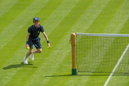 윔블던 개막을 앞둔 지난 2일(한국시간) 영국 런던 윔블던의 올잉글랜드클럽에서 열린 테스트 경기에서 볼보이가 예행연습을 하고 있다.  윔블던홈페이지