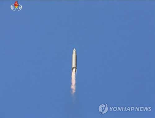 (베를린 AP=연합뉴스) 북한이 대륙간탄도미사일(ICBM)이라고 발표한 화성-14형 미사일이 4일 발사되고 있다. 세계 각국이 북한의 이날 도발을 한목소리로 규탄하며 강력한 대응을 예고해 오는 7~8일 독일 함부르크에서 개최되는 주요 20개국(G20) 정상회의에서는 보호무역주의 심화와 기후변화 대응 등 애초 주요 의제로 꼽혔던 현안 대신 북한 문제가 최우선으로 논의될 것으로 보인다.