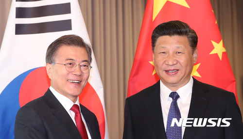 【베를린(독일)=뉴시스】문재인 대통령이 시진핑 중국 국가주석과 6일 오전(현지시간) 베를린 인터콘티넨탈호텔에서 한-중 정상회담을 하기에 앞서 악수하고 있다. 2017.07.06.