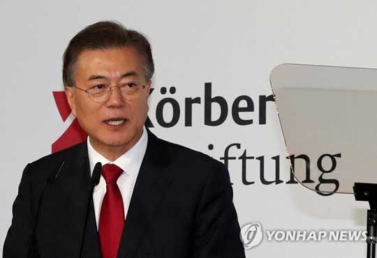 문 대통령, 쾨르버 재단 초청 연설(베를린=연합뉴스)  문재인 대통령이 6일 오후(현지시간) 구 베를린 시청 베어 홀에서 쾨르버 재단 초청으로 한반도 평화구축과 남북관계, 통일 등을 주제로 연설하고 있다. 2017.7.6