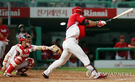 (인천=연합뉴스) 6일 인천 SK행복드림구장에서 열린 프로야구 인천 SK 와이번스와 광주 KIA 타이거즈의 경기. 8회초 KIA 공격 2사 1·3루 상황에서 KIA 서동욱이 투수 앞 내야 안타를 치고 있다. 3루 주자 김주찬은 홈인. 1루 주자 최형우는 2루까지 진루. 2017.7.6