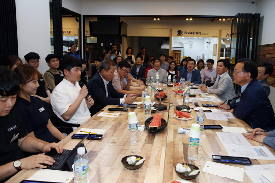 김부겸(오른쪽 첫 번째) 행정자치부 장관이 지난 6월 28일 대전 중앙시장에서 대전지역 청년 창업자들과 간담회를 갖고있다.  행정자치부 제공