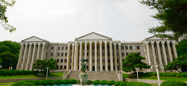 주인공 병태와 영철이 다니는 학교 장면은 대부분 경희대 교정에서 촬영됐다. 경희대의 석조건물은 거대하고 차가운 이미지로 권위적 대학문화를 상징하고 있다.