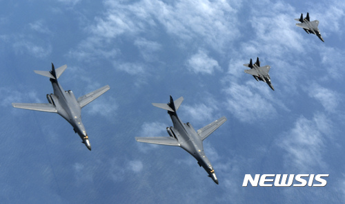 한반도 상공에서 한국 공군 F-15K 전투기가 미 공군 B-1B 전략폭격기를 엄호하며 비행하고 있다. 2017.06.20. (사진=공군 제공)