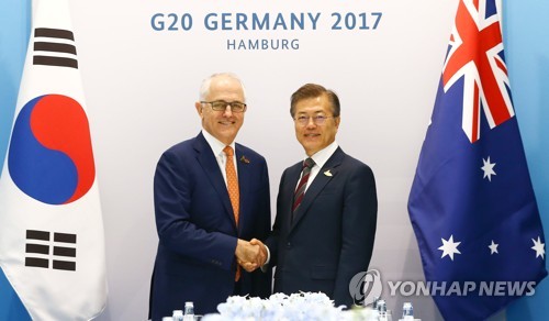 문재인 대통령이 말콤 턴불 호주 총리와 8일 오전(현지시간) 주요 20개국(G20) 정상회의가 열린 독일 함부르크 메세에서 양자회담에 앞서 악수하고 있다. 2017.7.8