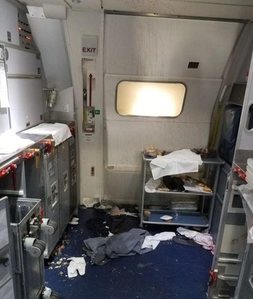 승객 난동으로 난장판 된 기내 [USA투데이 캡처]