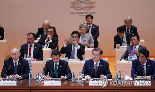 (함부르크=연합뉴스) 문재인 대통령이 7일 오전(현지시간) 독일 함부르크 G20 정상회의장에서 열린 G20 정상회의 세션1 및 업무오찬에 참석하고 있다. 2017.7.7