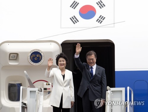 문재인 대통령과 김정숙 여사가 28일 오후 성남 서울공항에서 취임 이후 처음으로 한·미 정상회담을 갖기 위해 미국으로 출국하며 환송 나온 관계자들에게 인사를 하고 있다. 2017.6.28 (성남=연합뉴스)