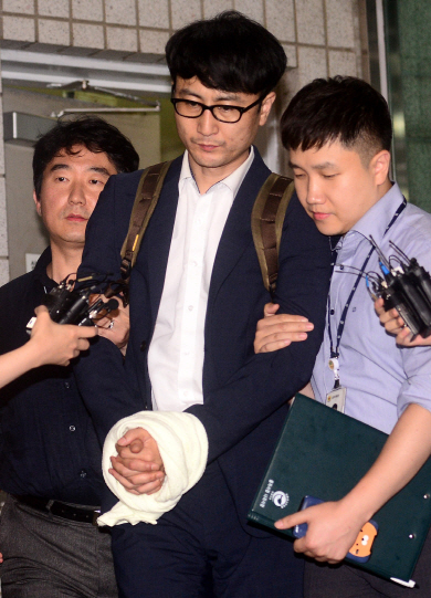 문재인 대통령 아들의 취업 특혜 제보 조작 사건으로 구속영장이 발부된 이준서 전 국민의당 최고위원이 12일 새벽 서울 양천구 서울남부지검을 나와 서울남부구치소로 향하고 있다. 뉴시스