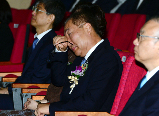 박성재 서울고검장이 12일 오전 서초동 서울중앙지검 대강당에서 열린 퇴임식에서 눈물을 훔치고 있다. 사법연수원 17기인 박 고검장은 1기수 후배인 문무일 부산고검장이 검찰총장 후보로 지명되자 사의를 표했다. 뉴시스