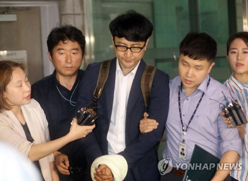 (서울=연합뉴스) 사전구속영장이 발부된 국민의당 이준서 전 최고위원이 12일 새벽 남부지검을 나서고 있다. 이 전 최고위원은 문재인 대통령의 아들 준용씨에 대한 ‘취업특혜 의혹 제보조작’ 사건에 관여한 혐의를 받고 있다.